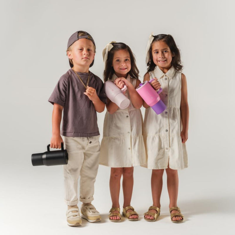 HydroJug Botella de agua aislada para niños con popote abatible, resistente, a prueba de fugas, ideal para escuela y actividades