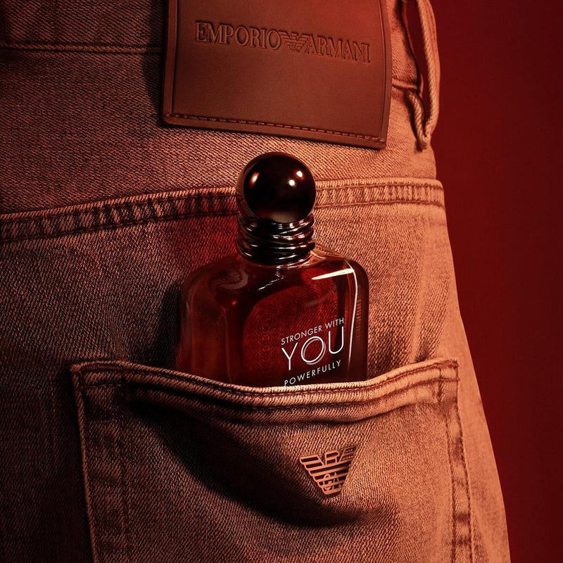 Armani Beauty - Colonia 'Stronger With You Powerfully' para hombre con notas cálidas y picantes de castaño, cereza y lavanda