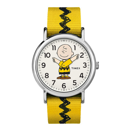Timex x Peanuts Reloj Unisex Weekender con correa ajustable de nailon, esfera de Charlie Brown y luz nocturna Indiglo