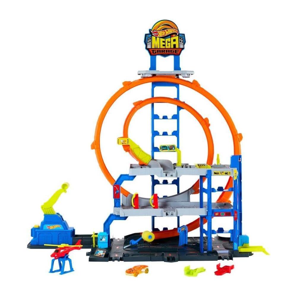 Set de pista Hot Wheels con coche, helicóptero, loops, almacenamiento para vehículos, adaptadores de velocidad, Mega Loop Garage
