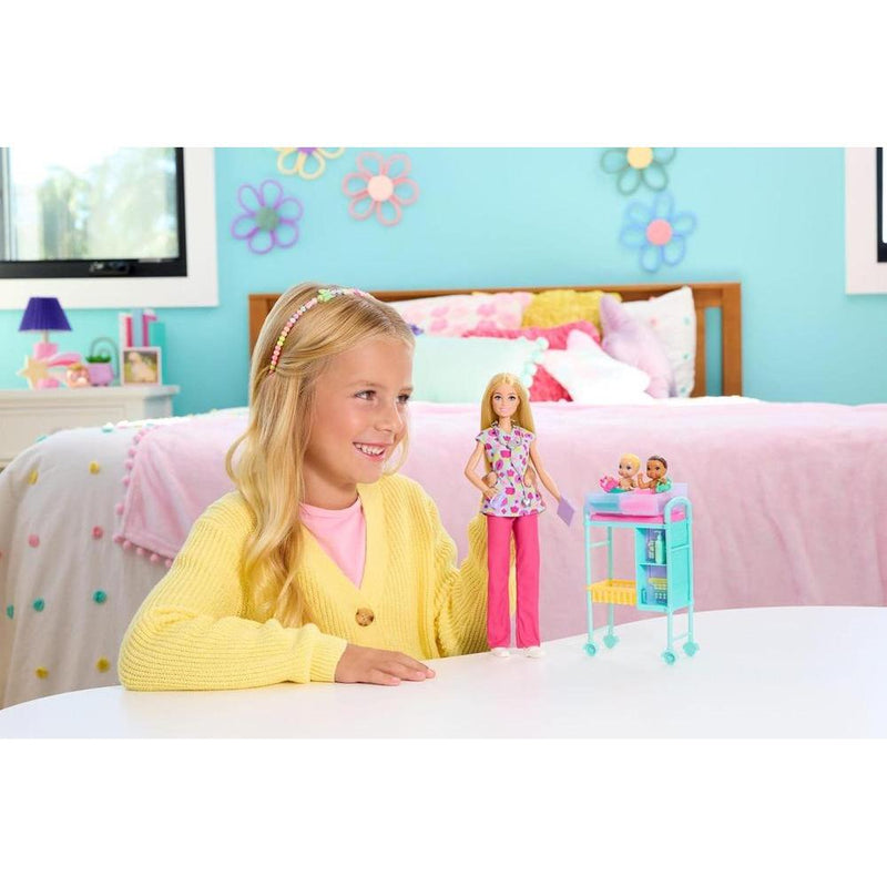 Barbie Careers Baby Doctor con muñeca rubia, 2 bebés, mesa de examen y accesorios para juego de roles médico