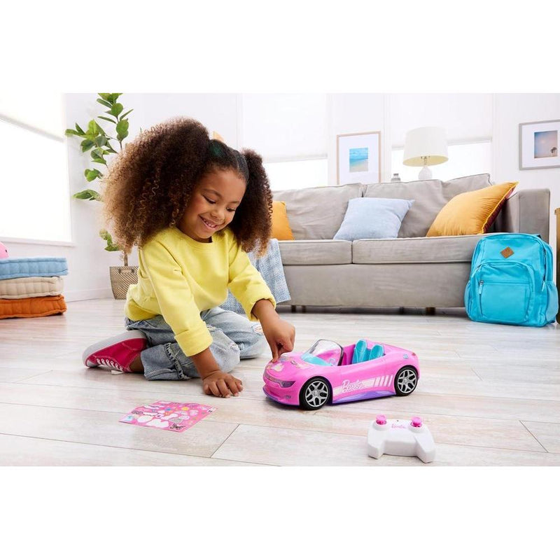 Coche RC Hot Wheels Barbie Convertible Rosa, para 2 Muñecas Barbie y Maletero que Abre, con Hoja de Pegatinas