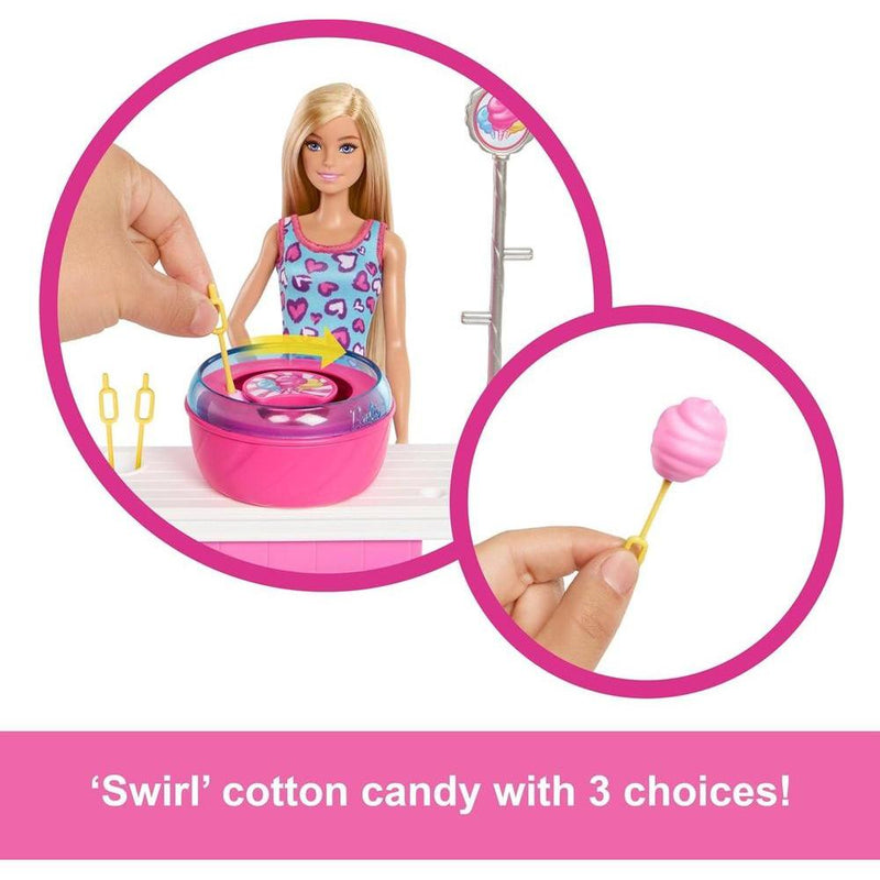 Barbie Mysteries: Muñeca Malibu y Set de Cabina de Juegos de Algodón de Azúcar con 20 Accesorios