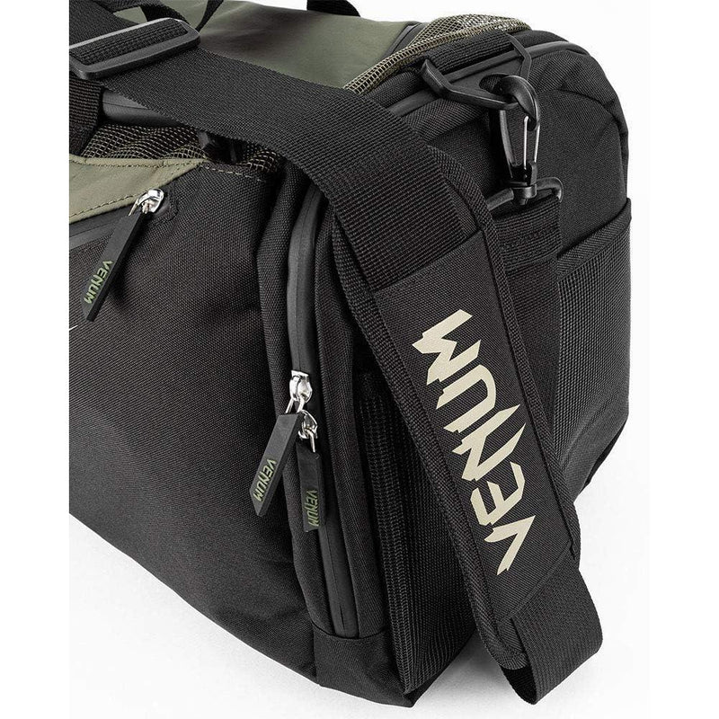 Venum Bolsa deportiva Trainer Lite Evo, amplia capacidad y ventilación con correa ajustable y acolchada