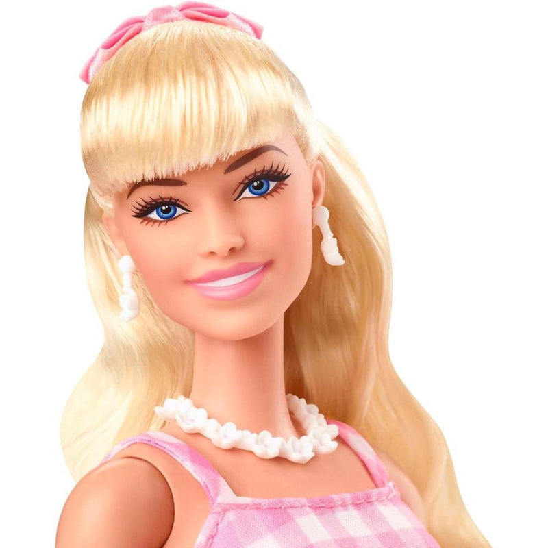 Muñeca Barbie The Movie de Margot Robbie, coleccionable con vestido de cuadros vichy rosa y collar de margaritas