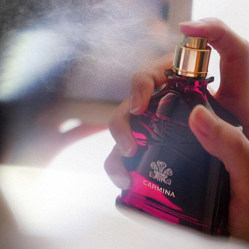 Creed Carmina, un perfume de lujo para mujer que combina fragancias florales y amaderadas, ideal para resaltar elegancia y personalidad