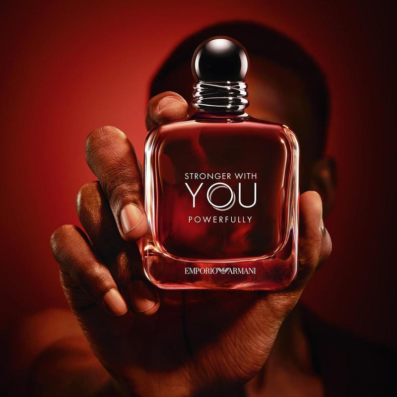 Armani Beauty - Más fuerte contigo poderosamente - Fragancia cálida y picante masculina con acordes de castaño, cereza y lavanda