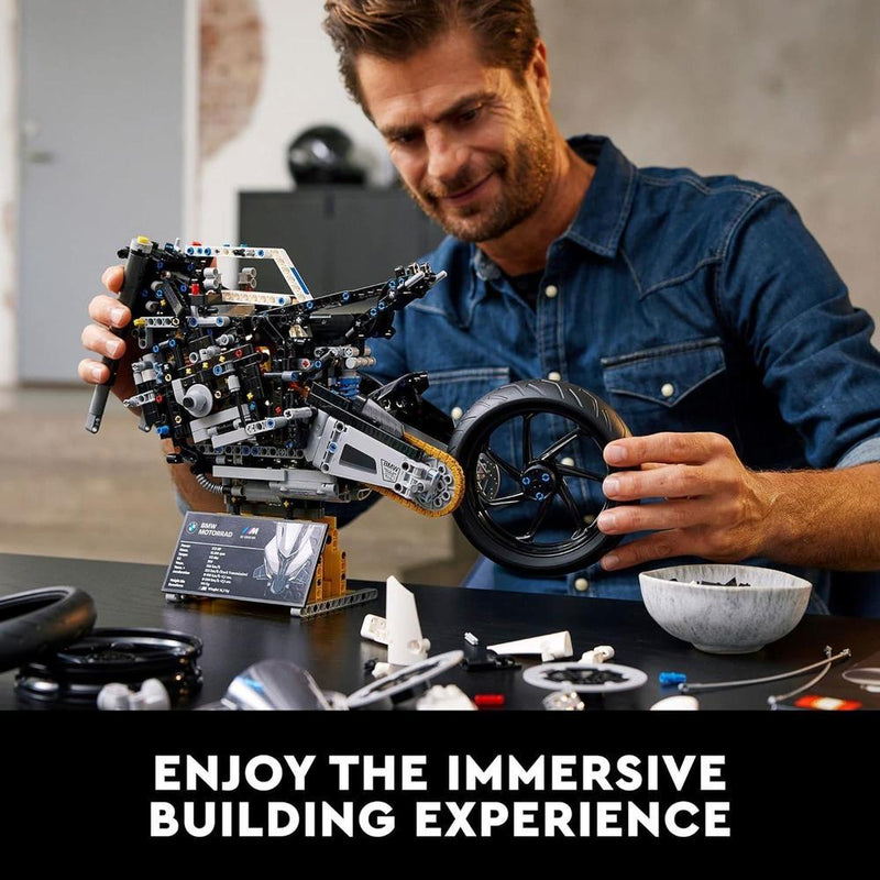 LEGO Technic BMW M 1000 RR Kit de modelo para adultos, con características auténticas y detalles de exhibición