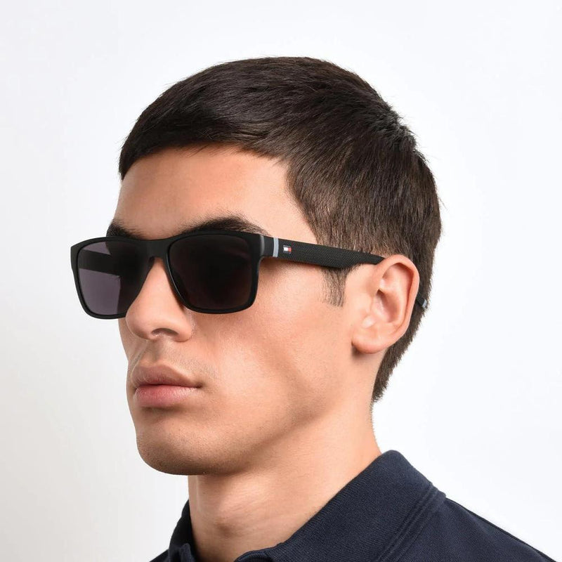 Gafas de Sol Tommy Hilfiger Th 1718/S estilo deportivo con textura de piquet y detalles de bandera icónicos