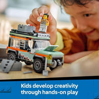 LEGO City Off-Road Camión de Montaña 4x4 con Minifigura de Aventurero y Accesorios para Niños de 6 Años o Más