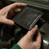 Carhartt Carteras duraderas de cuero marrón aceitado para hombre, varios estilos disponibles