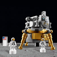 LEGO 92176 Ideas NASA Apollo Saturn V, cohete espacial y vehículos, set de construcción de coleccionista con soporte de exhibición