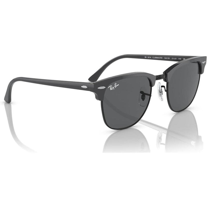 Ray-Ban RB3016 Clubmaster: lentes de sol cuadrados con protección UV y diseño atemporal para mujeres modernas