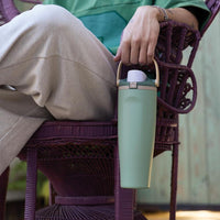 Botella deportiva Owala FreeSip Sway de acero inoxidable con boquilla 2 en 1, tapa a prueba de fugas y aislamiento de triple capa