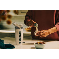 Stanley Activate: Botella agitadora de acero inoxidable aislada, a prueba de fugas, ideal para batidos de proteínas y más