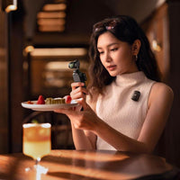 DJI Osmo Pocket 3 Creator Combo, cámara para vlogging 4K con estabilización de 3 ejes, micrófono incluido, seguimiento facial