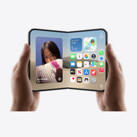 iPhone Duo Star White (7.6" plegable) — sostenido abierto en las manos